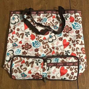 Le Sportsac folding tote with a zipper top.